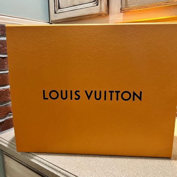 Carmel in Black - Picture 10 of 15